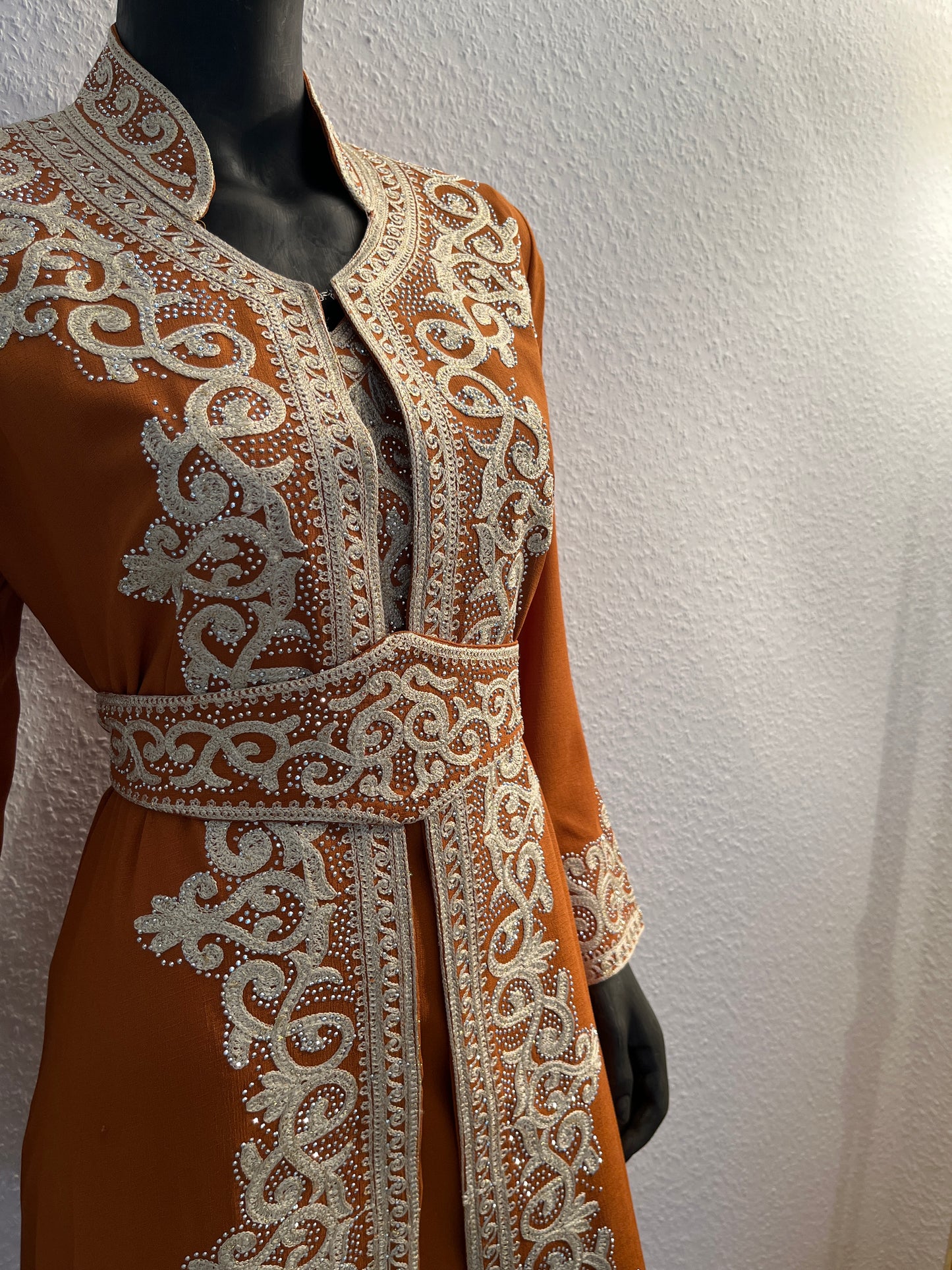 Abaya Rana ton-in-ton