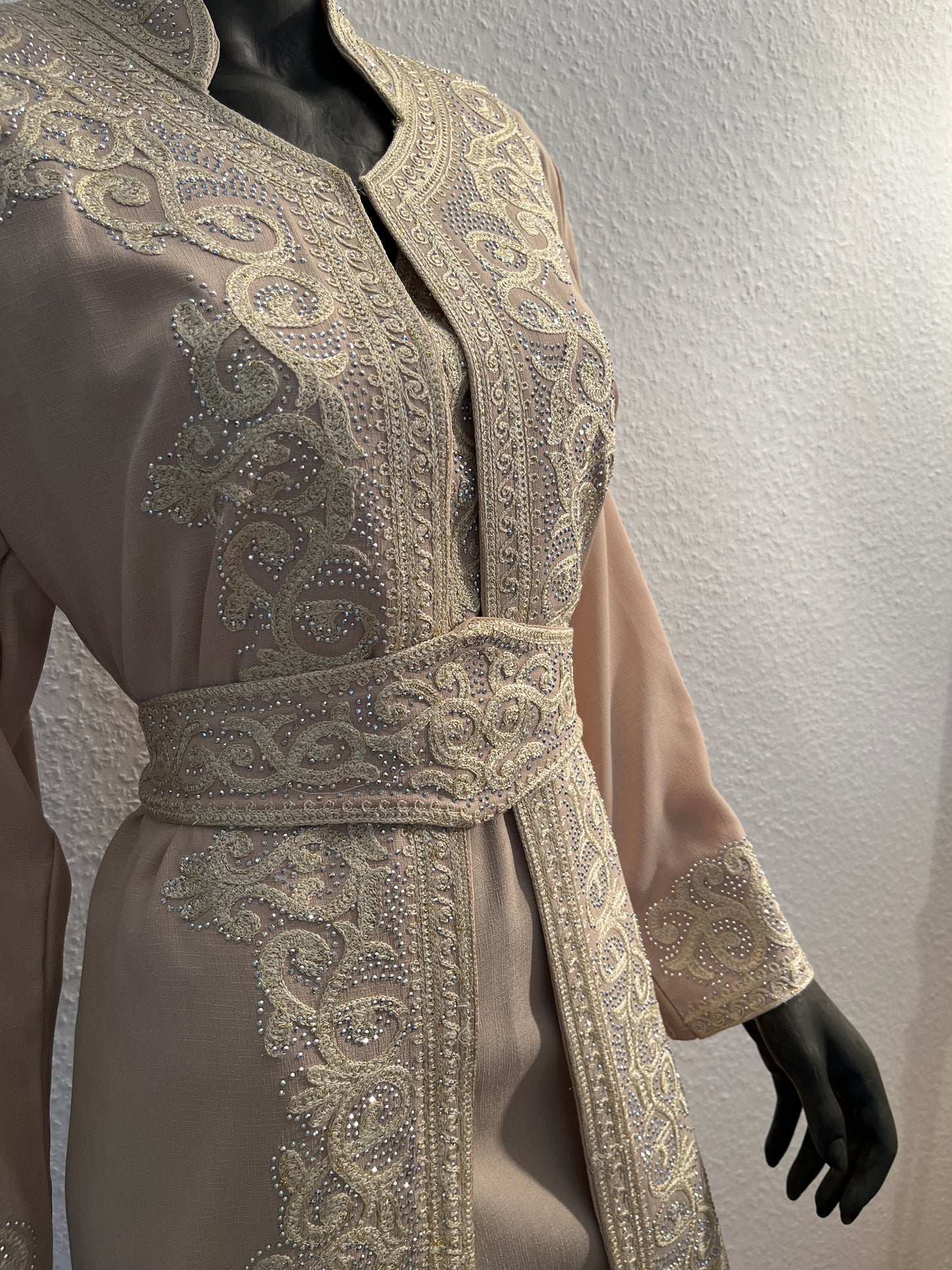 Abaya Rana ton-in-ton